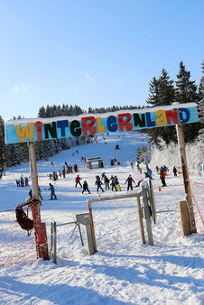 Eingang zum Winterlernland und reger Betrieb in den Skischule 