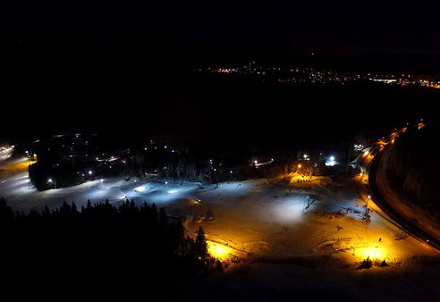 Piste bei Flutlicht