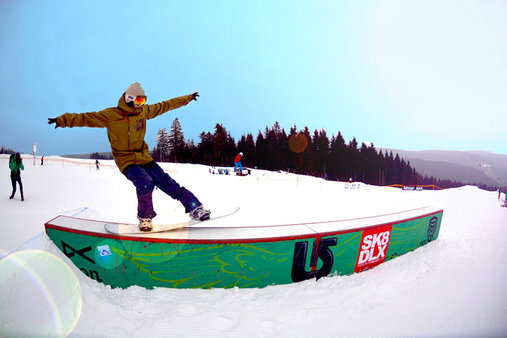 Snowboarder im Funpark auf einer Box