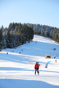Blick auf den morgendlichen Skihang 