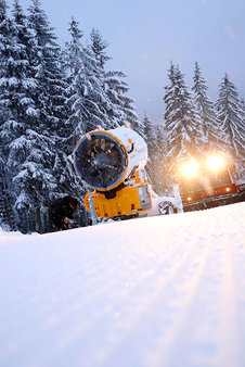 Schneekanone und Pistenbully